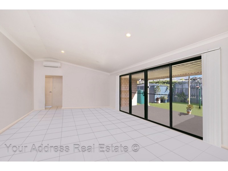 8 Charlton Place, Regents Park QLD 4118