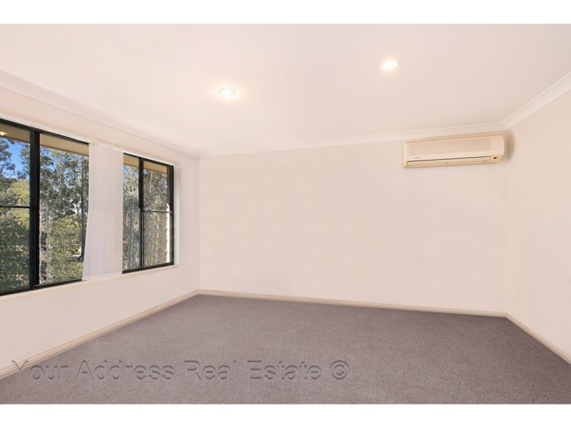 8 Charlton Place, Regents Park QLD 4118