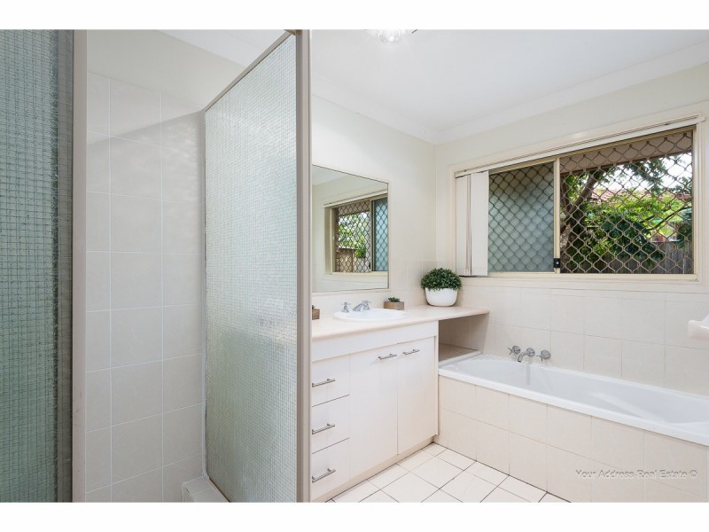 4 Mandeville Place, Regents Park QLD 4118