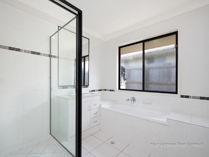 19 Charlton Place, Regents Park QLD 4118