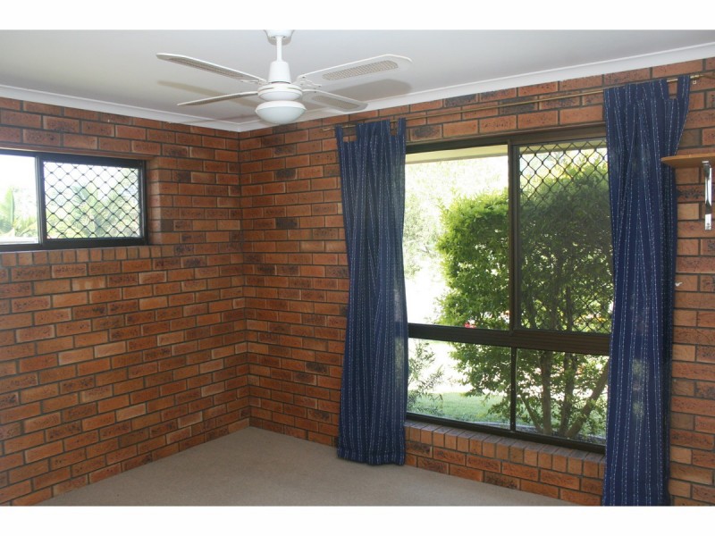 16 Bennett Drive, Regents Park QLD 4118