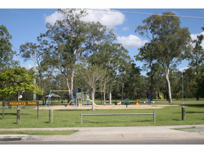 16 Bennett Drive, Regents Park QLD 4118