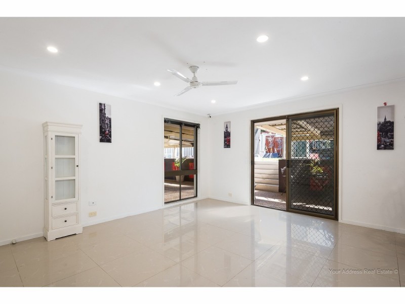 25 Owens Crescent, Regents Park QLD 4118