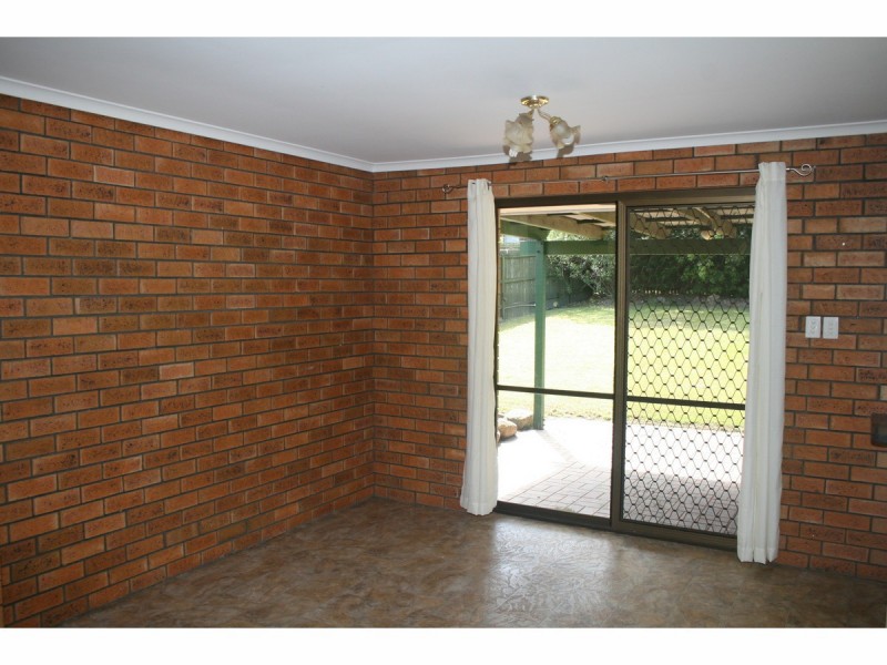 16 Bennett Drive, Regents Park QLD 4118