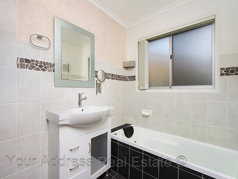16 Conifer Street, Hillcrest QLD 4118