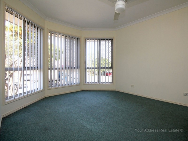 8 Park Close, Hillcrest QLD 4118