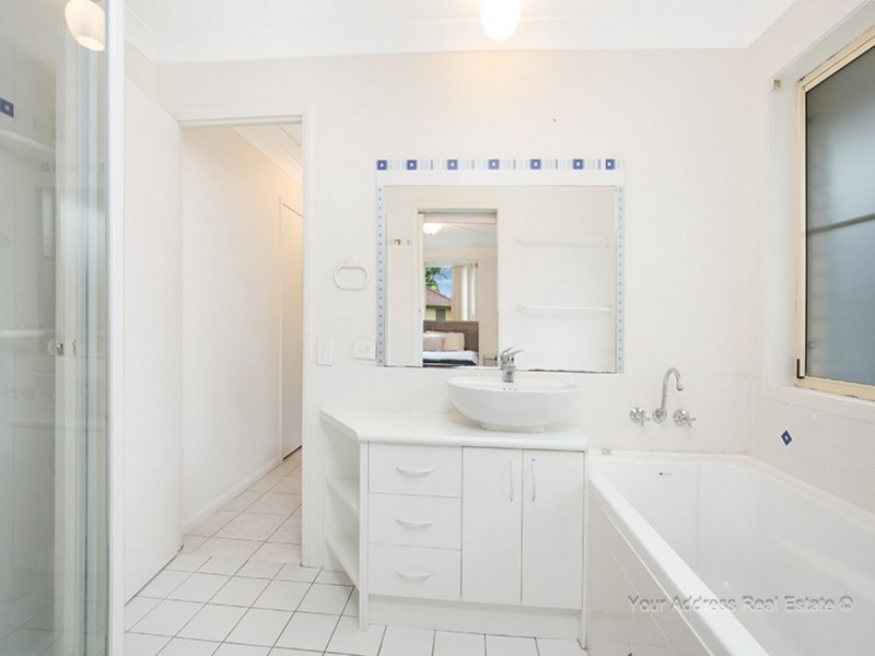 6 Ibrox Court, Regents Park QLD 4118