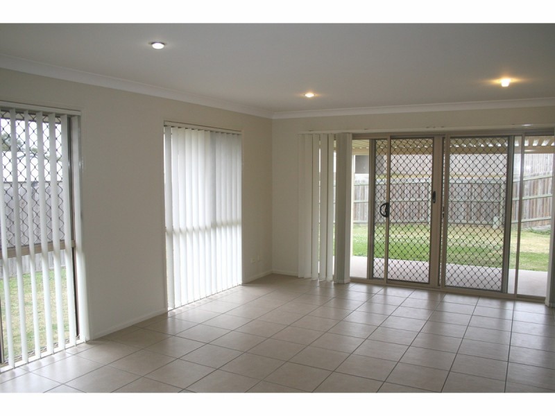 26 Charlton Place, Regents Park QLD 4118