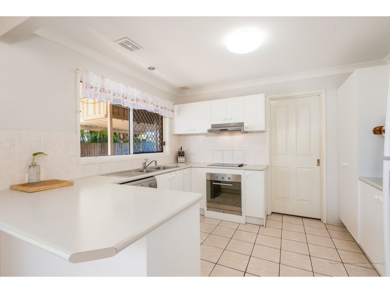 16 Pinnacle Close, Regents Park QLD 4118