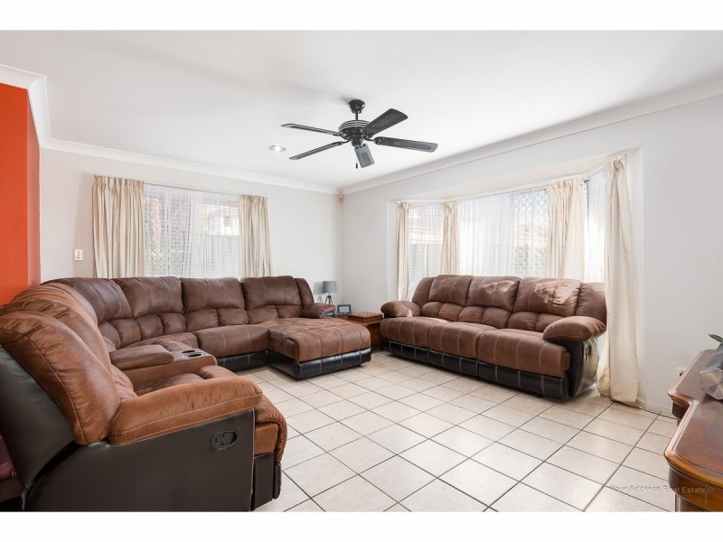 16 Pinnacle Close, Regents Park QLD 4118