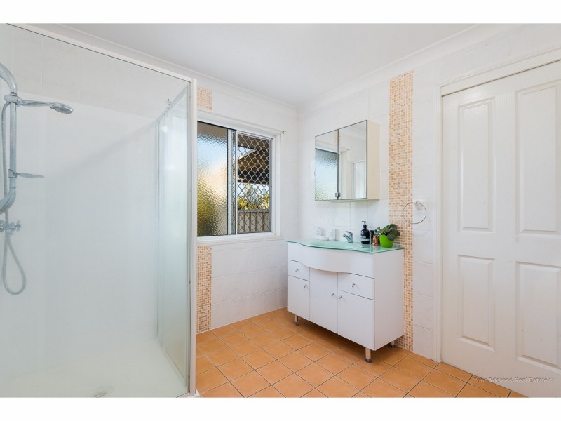 16 Pinnacle Close, Regents Park QLD 4118