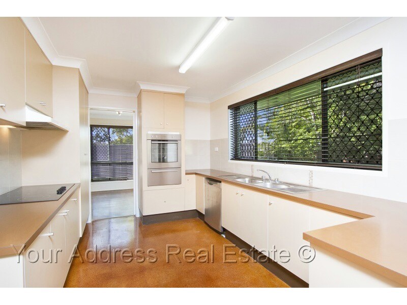 16 Silvertop Street, Hillcrest QLD 4118