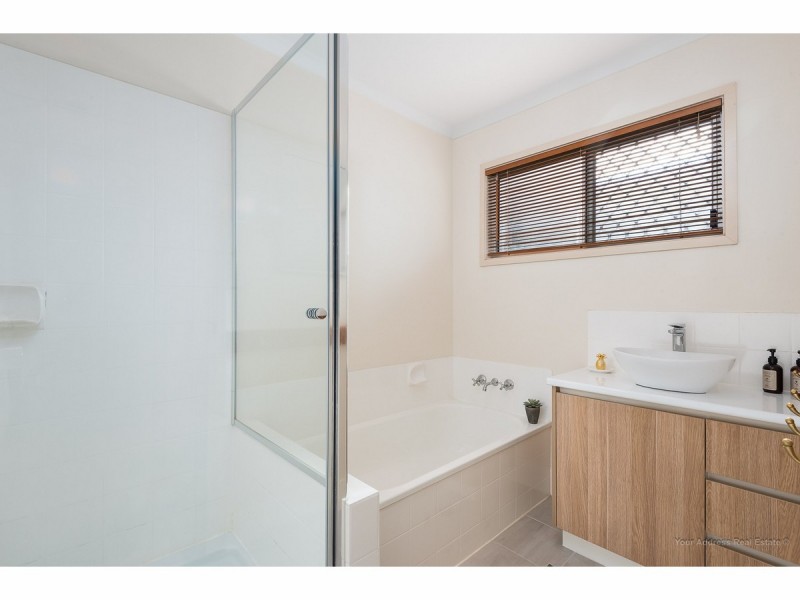 4 Topham Court, Hillcrest QLD 4118