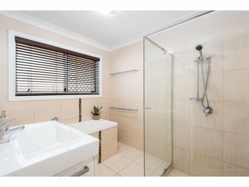 4 Lyra Court, Regents Park QLD 4118