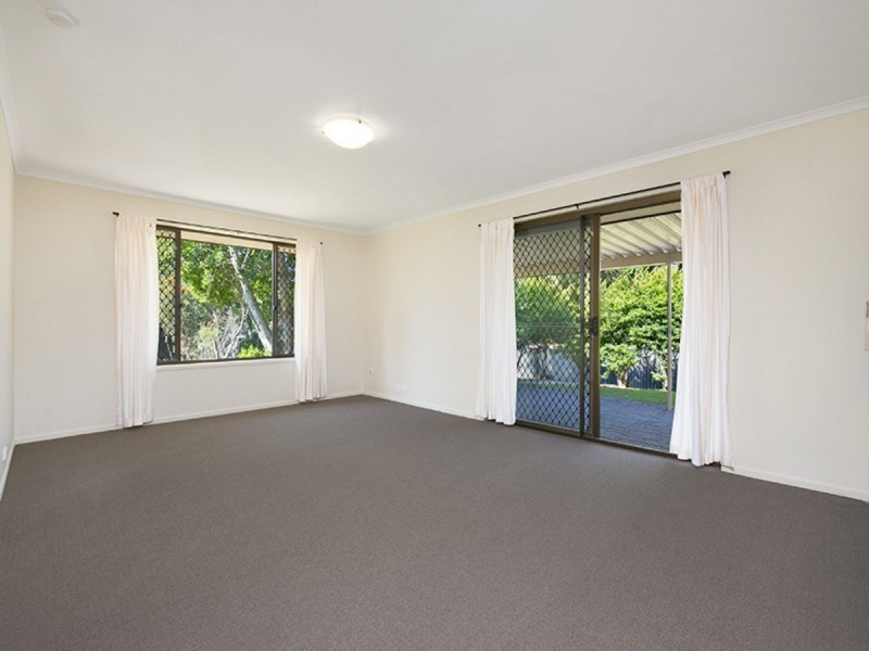 24 Parkroyal Crescent, Regents Park QLD 4118