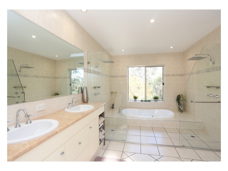 373 Wuraga Road, Bahrs Scrub QLD 4207