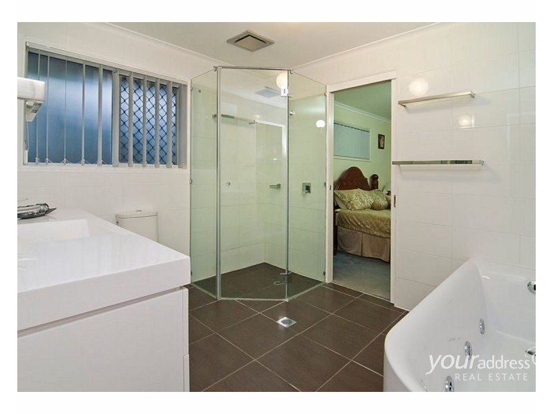 8 Copeina Court, Regents Park QLD 4118