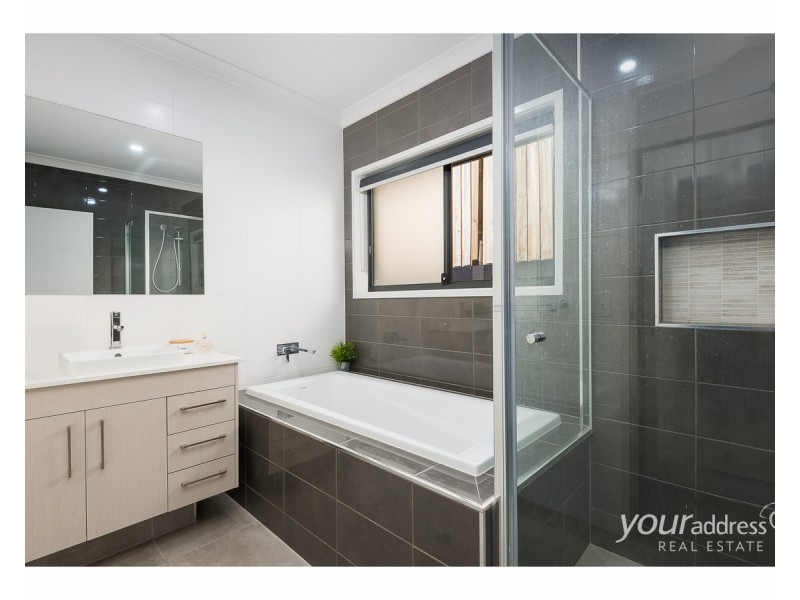 16 Mount Edwards Street, Park Ridge QLD 4125