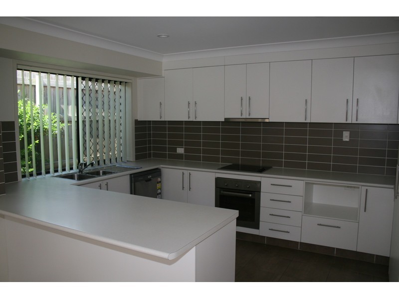 2 Chaka Street, Hillcrest QLD 4118