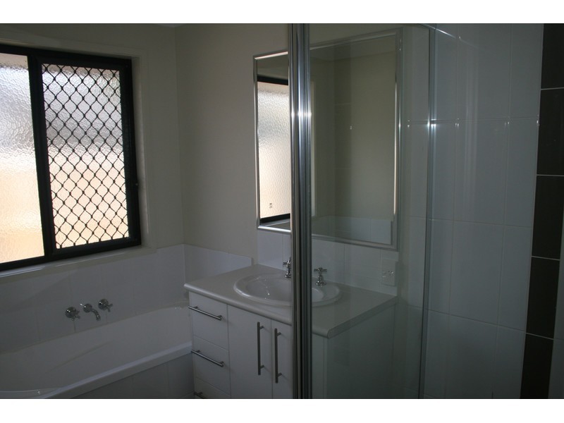 2 Chaka Street, Hillcrest QLD 4118