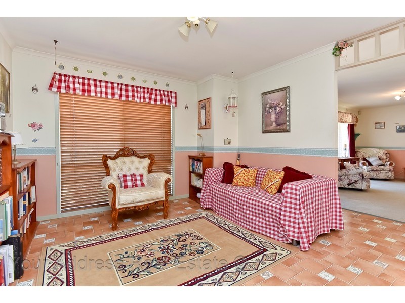 18 Bottlebrush Drive, Regents Park QLD 4118