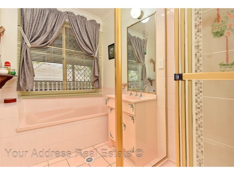 18 Bottlebrush Drive, Regents Park QLD 4118