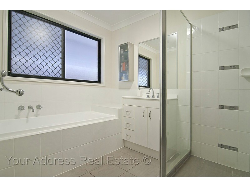 1 Zoe Place, Hillcrest QLD 4118