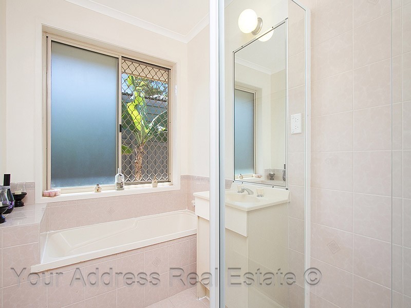 76 Bottlebrush Drive, Regents Park QLD 4118