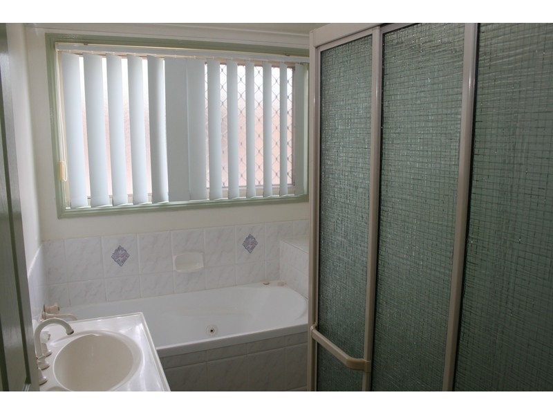 24 Bottlebrush Drive, Regents Park QLD 4118