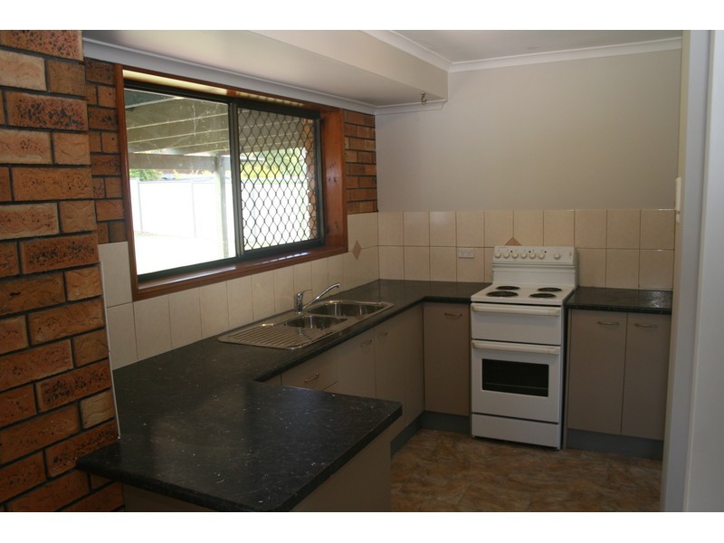 16 Bennett Drive, Regents Park QLD 4118