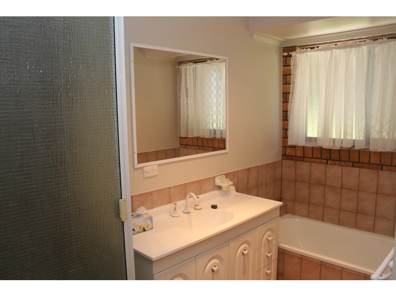 16 Bennett Drive, Regents Park QLD 4118