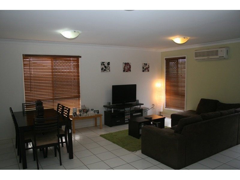 32 Sunrise Crescent, Regents Park QLD 4118