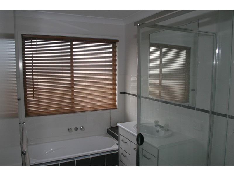 32 Sunrise Crescent, Regents Park QLD 4118