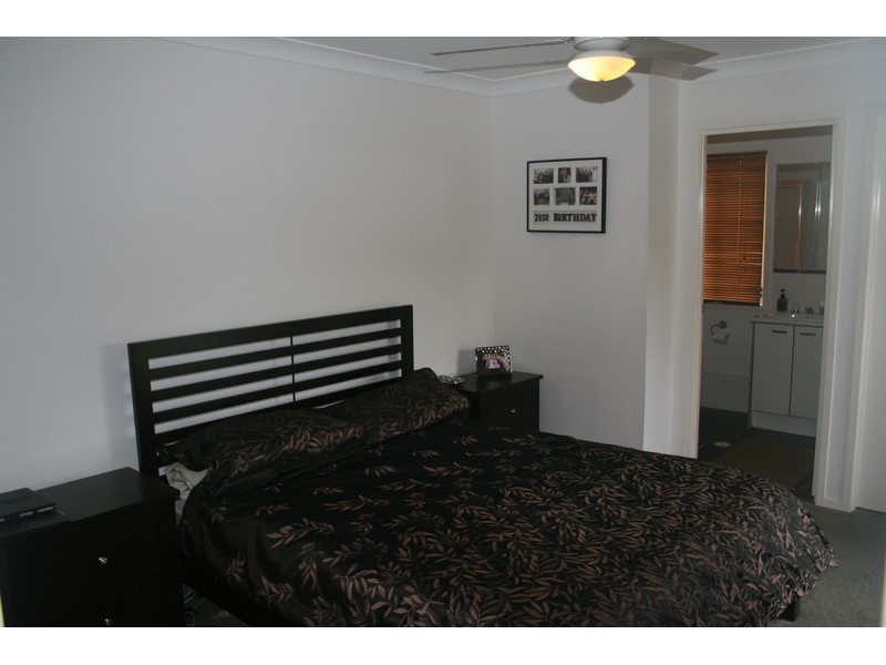 32 Sunrise Crescent, Regents Park QLD 4118