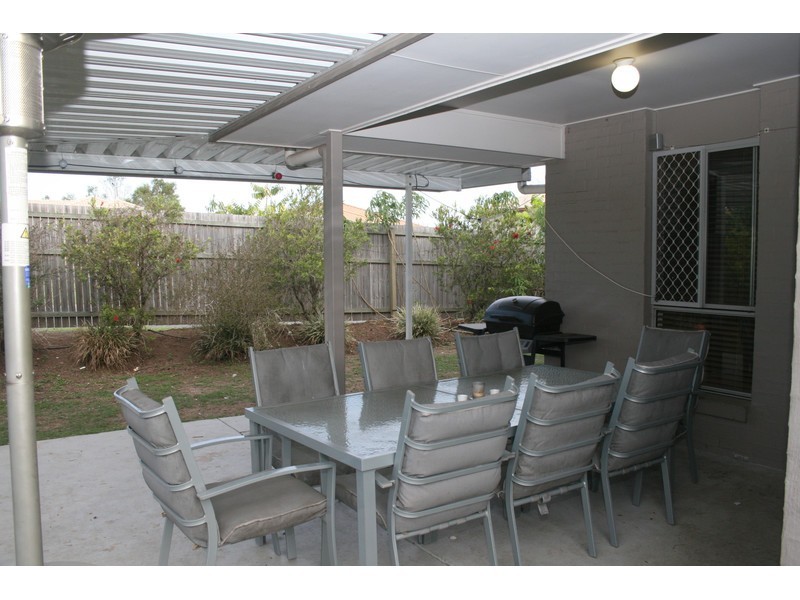 32 Sunrise Crescent, Regents Park QLD 4118