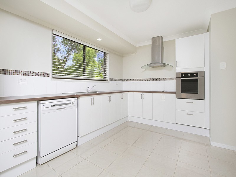 27 Bennett Drive, Regents Park QLD 4118