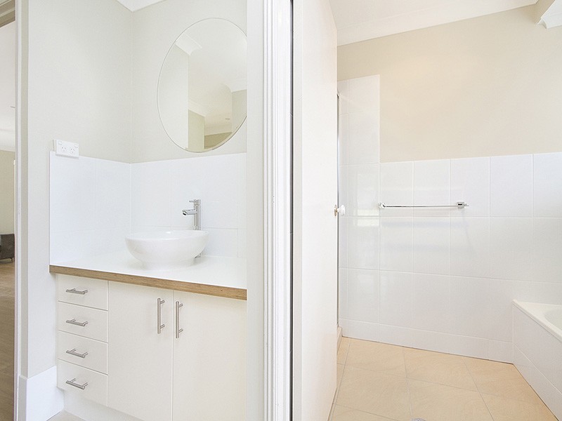 27 Bennett Drive, Regents Park QLD 4118