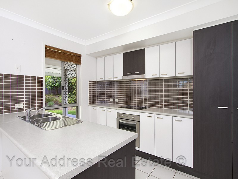 32 Sunrise Crescent, Regents Park QLD 4118