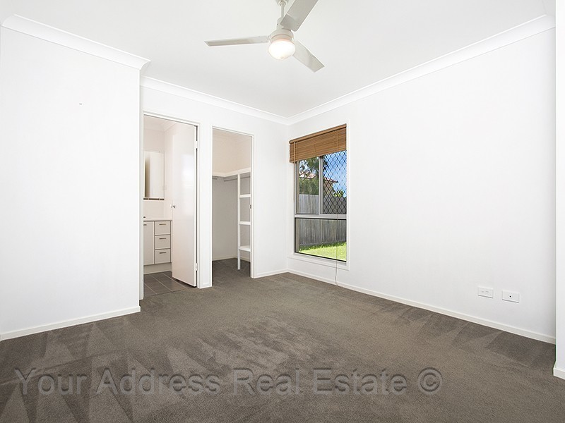32 Sunrise Crescent, Regents Park QLD 4118