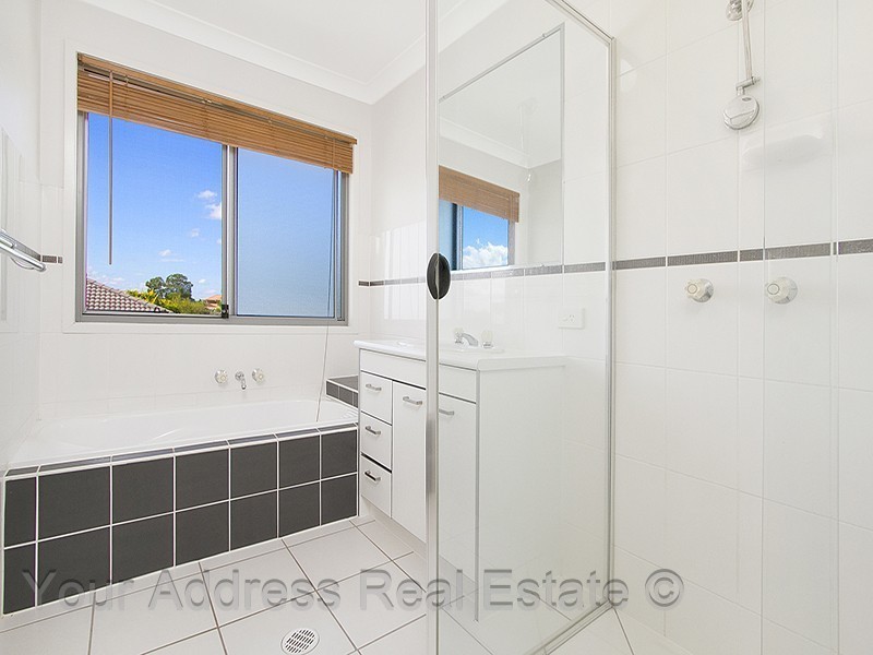 32 Sunrise Crescent, Regents Park QLD 4118