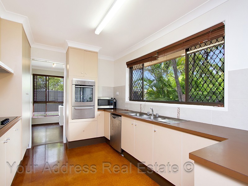 16 Silvertop Street, Hillcrest QLD 4118