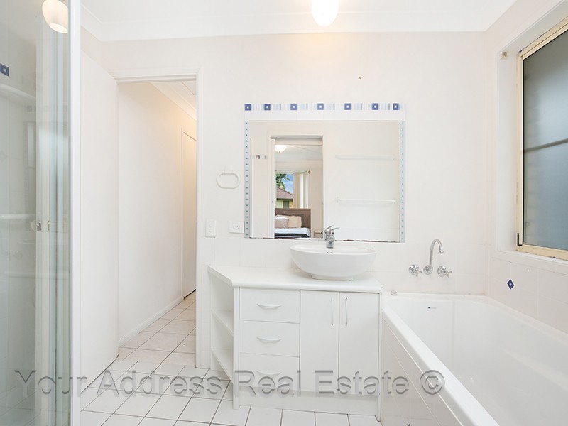 6 Ibrox Court, Regents Park QLD 4118