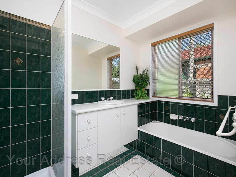 71 Middle Road, Hillcrest QLD 4118