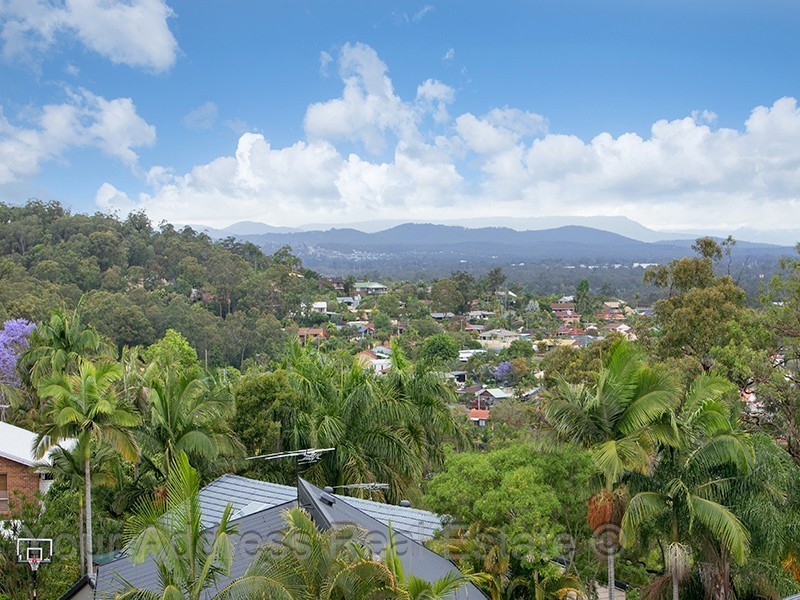 16 Cynthia Crescent, Springwood QLD 4127
