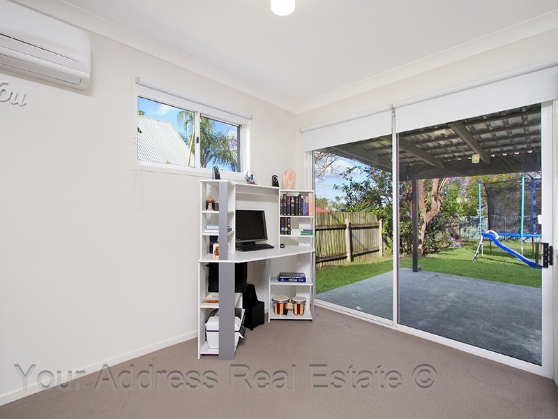 21 Pine Street, Hillcrest QLD 4118