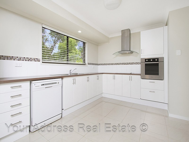 27 Bennett Drive, Regents Park QLD 4118