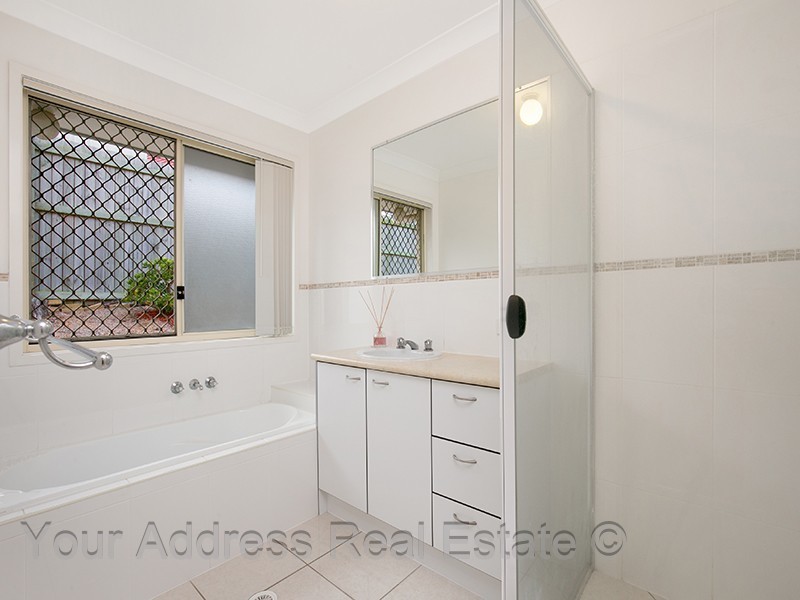 6 Rainbow Court, Regents Park QLD 4118