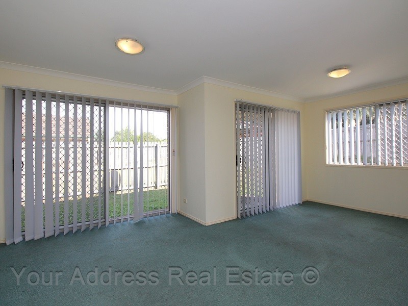 8 Park Close, Hillcrest QLD 4118