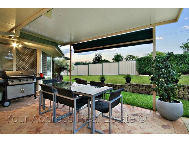 2 Conifer Street, Hillcrest QLD 4118