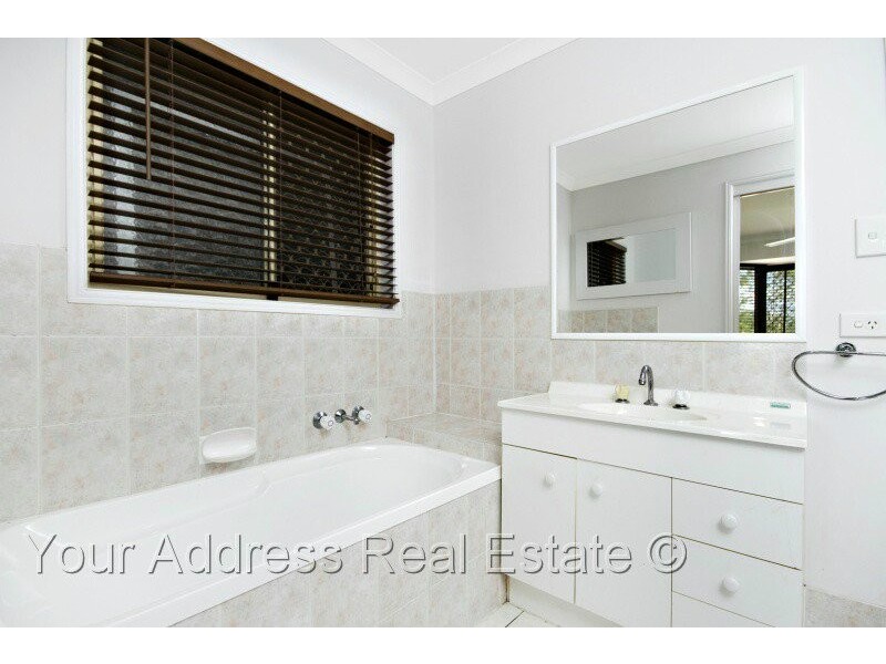 2 Park Close, Hillcrest QLD 4118